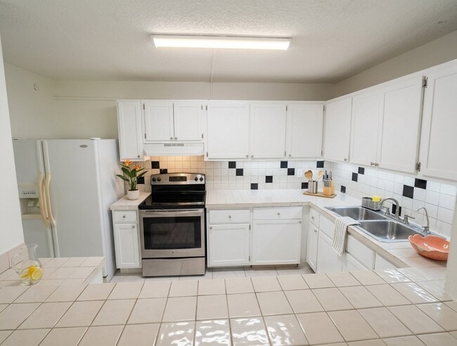 Building Photo - 14840 Naranja Lakes Blvd
