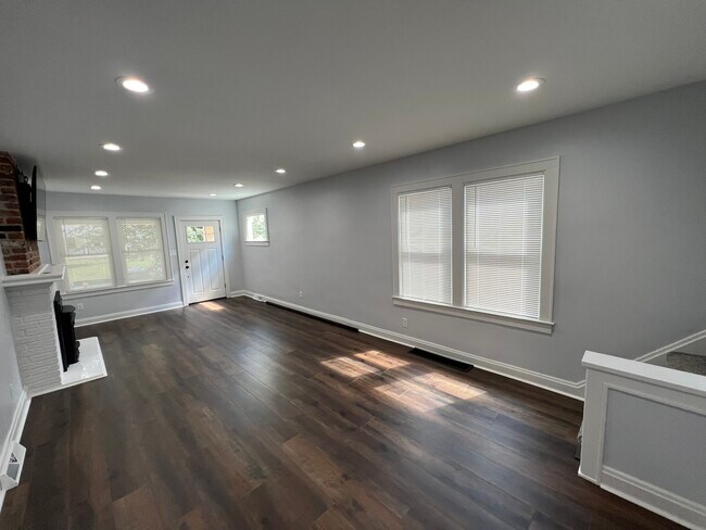 Building Photo - 931 Thomas Rd