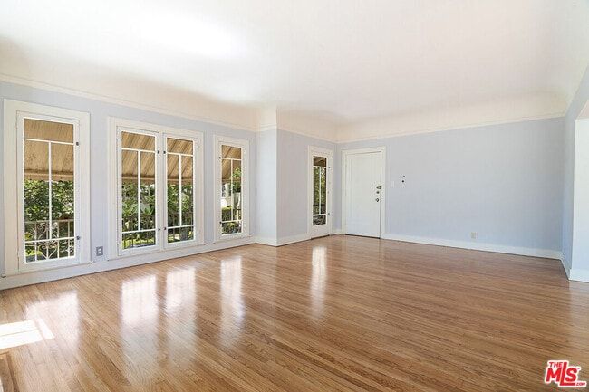 Building Photo - 170 1/2 S Sycamore Ave