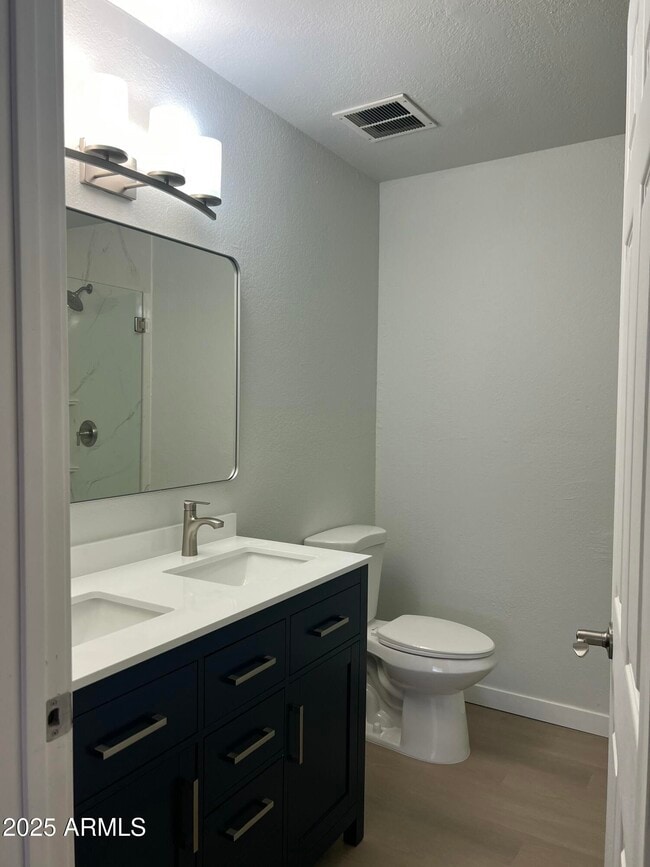Building Photo - 540 E Royal Palms Dr