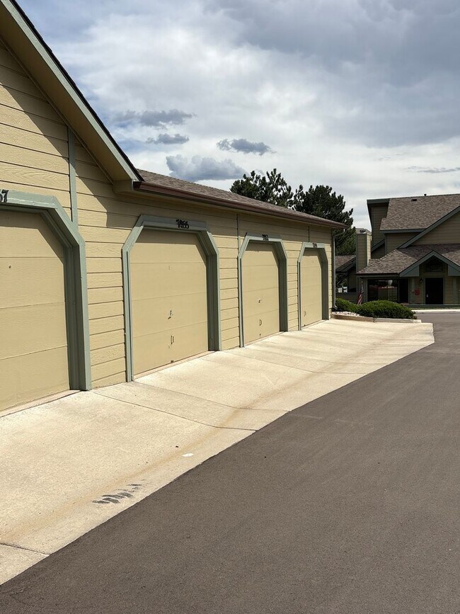 Building Photo - MOVE IN SPECIAL: $500 off your 1st month! ...