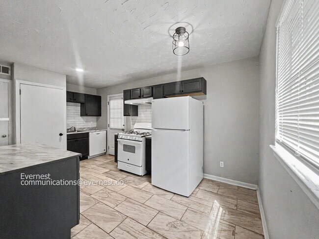 Building Photo - 4624 Sunnybrook St