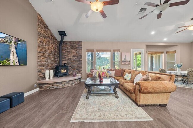 Building Photo - Furnished 4BR Mountain View Home with Garage