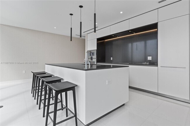 Building Photo - 300 Biscayne Blvd Way