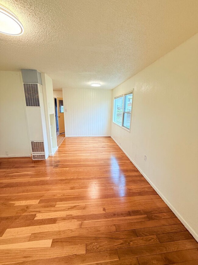 Building Photo - Duplex unit close to Olympic College.