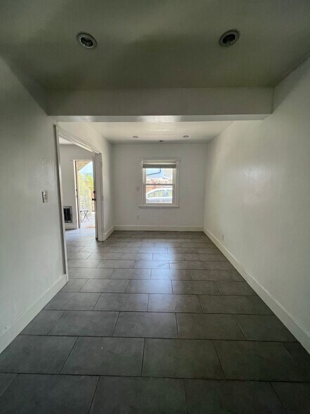 Building Photo - 1152 1/2 N Sycamore Ave