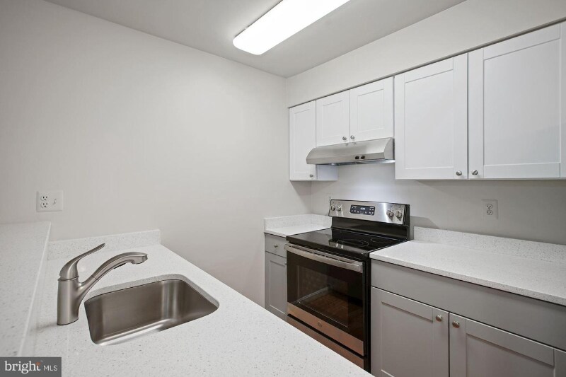 Building Photo - 5372 Bedford Terrace