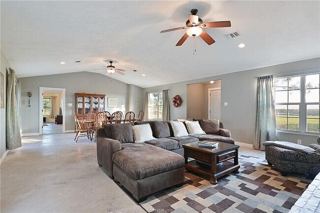 Building Photo - 7 acres with 5 bed, 3 bath less than 25 mi...