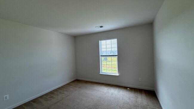 Building Photo - Large Spotsy Colonial