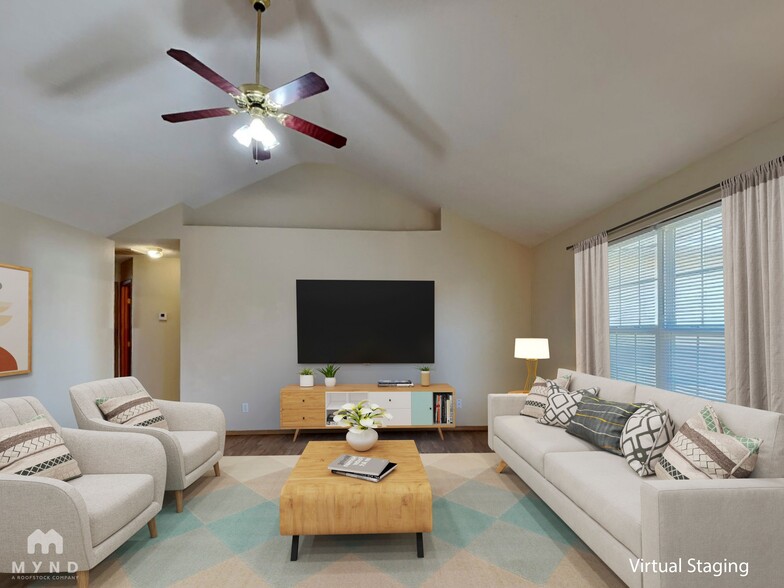 Building Photo - 701 N Pinewood Ave