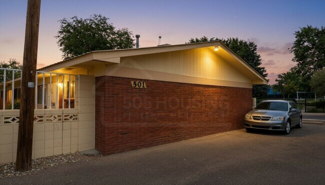 Building Photo - Large Move-In Ready 1-Bedroom Near Kirtland AFB