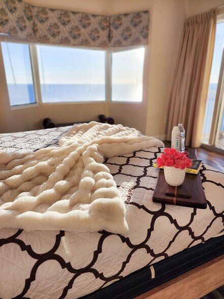 Building Photo - 16819 Front Beach Rd