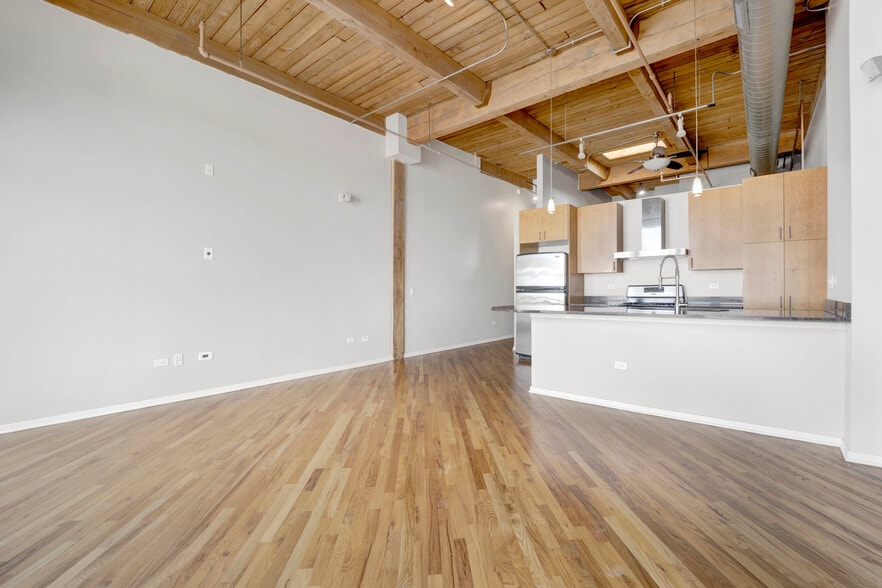 Building Photo - 1040 W Adams St