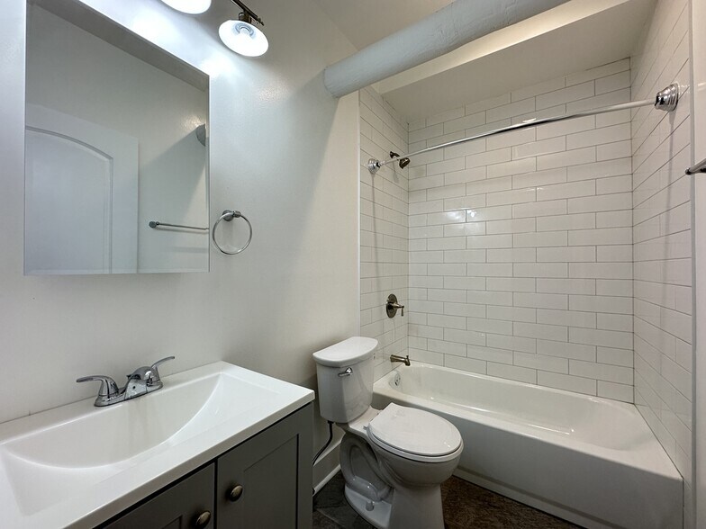 Building Photo - 5010 N Springfield Ave