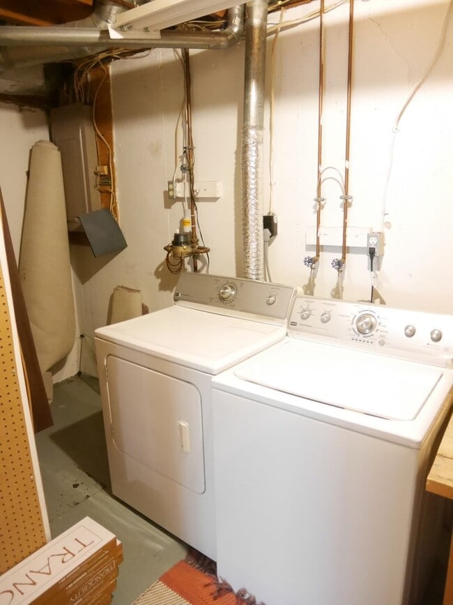 Building Photo - Jessup Townhome- Move-in Ready