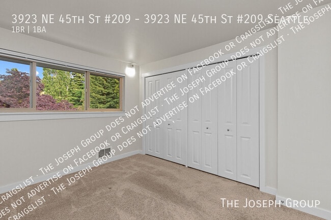 Building Photo - 3923 NE 45th St