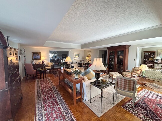 Building Photo - Luxury Living at its Finest!