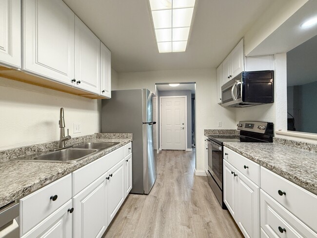 Building Photo - 9494 Woodinville Redmond Rd NE