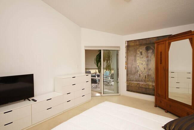 Building Photo - Bluewater Bay Townhome - 6 month lease Only