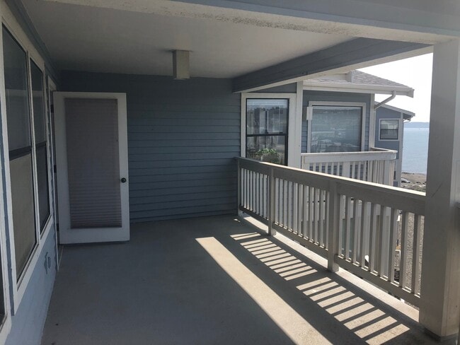 Building Photo - Absolutely stunning View! 2 bed condo downtown on the water!