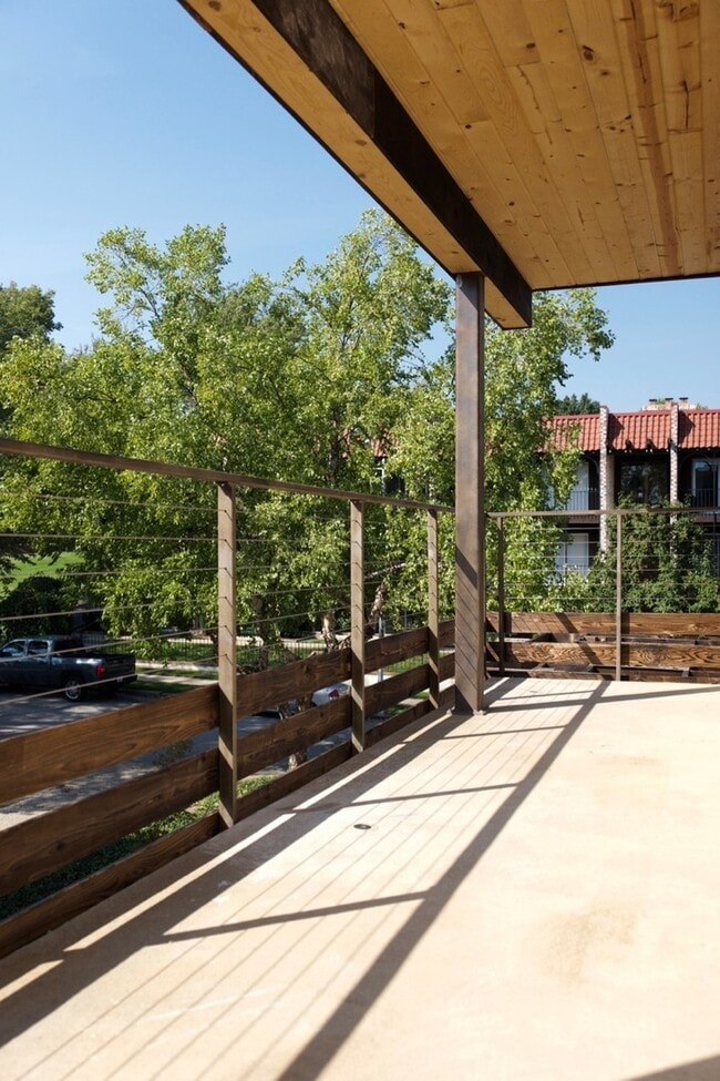 Building Photo - 4 bed / 4.5 bath flat in South Plaza overlooking UMKC and Brookside Blvd