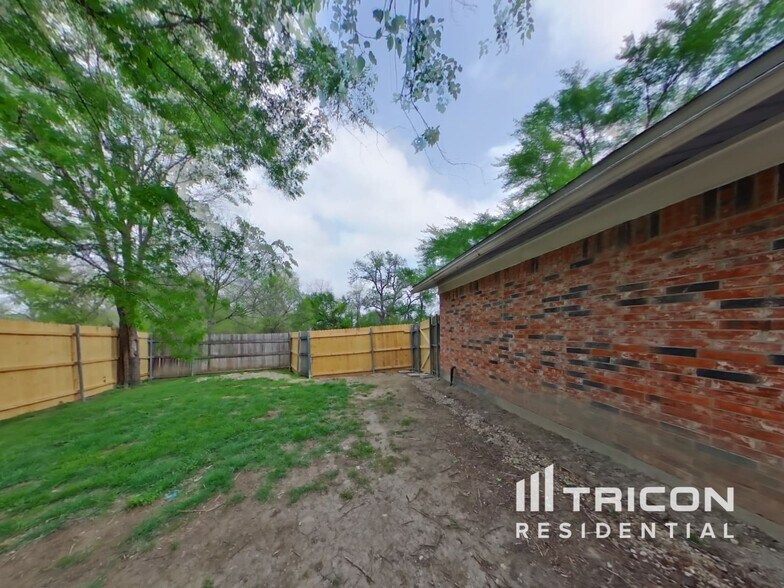 Building Photo - 1724 Crystal Way