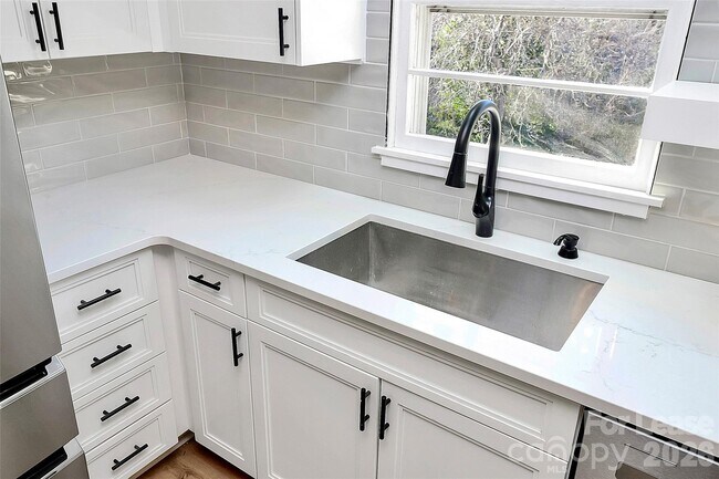 Building Photo - 526 Julia Ave