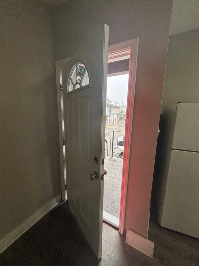 Building Photo - 616 B St