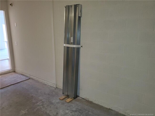 Building Photo - 611 SW McComb Ave