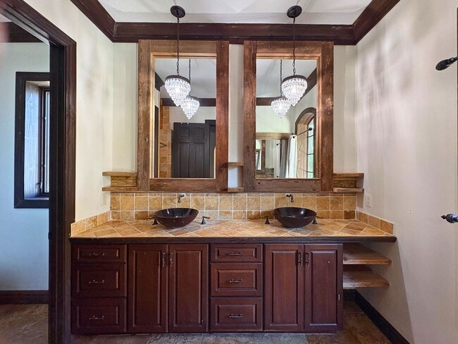 Building Photo - Mediterranean-Style Waterfront Home on Lake Tarpon- 3bed|2bath