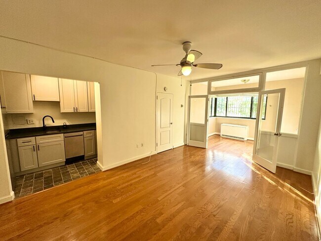 Building Photo - FREE RENT! Spectacular Scott Circle Solari...