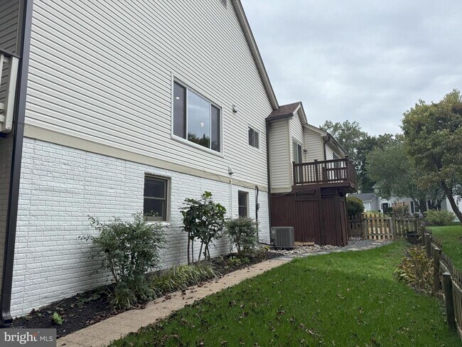 Building Photo - 10909 Clara Barton Ct