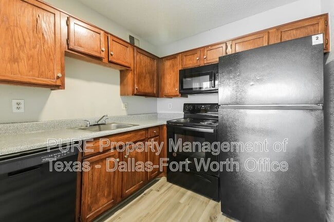 Building Photo - 18333 Roehampton Dr