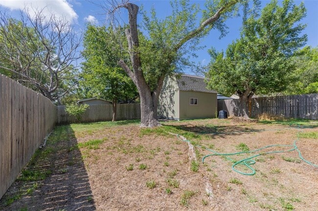 Building Photo - 909 Kavanagh Dr