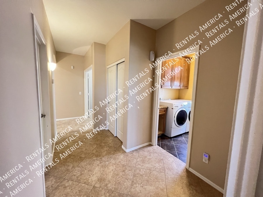 Building Photo - 1536 E Fontana Dr