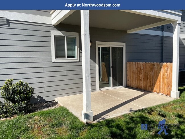 Building Photo - Newer Very Nice 2 Bedroom 1 Bathroom Downs...