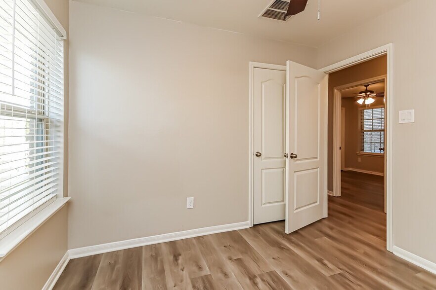 Building Photo - 323 Sea Breeze Dr