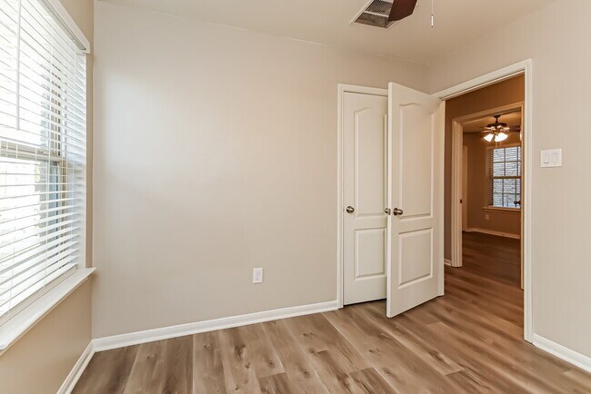 Building Photo - 323 Sea Breeze Dr