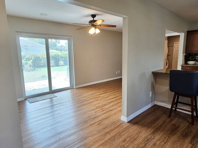 Building Photo - Annual Unfurnished 2 Bedroom 2 Bathroom Single Family Home in South Venice!