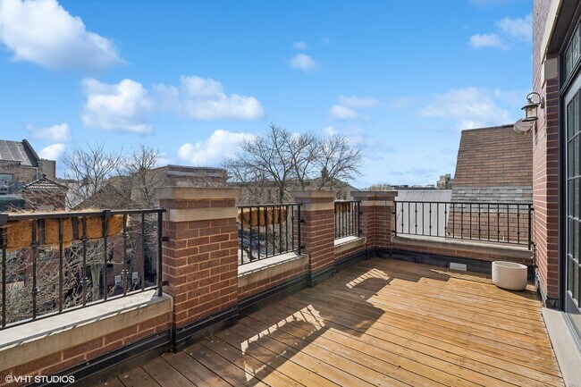 Building Photo - 1022 W Diversey Pkwy