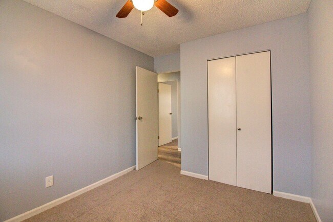 Building Photo - Charming 4 Bedroom Home!