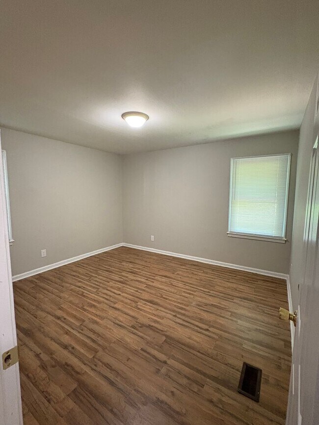 Building Photo - Spacious 5Bedroom 2 Bathroom House