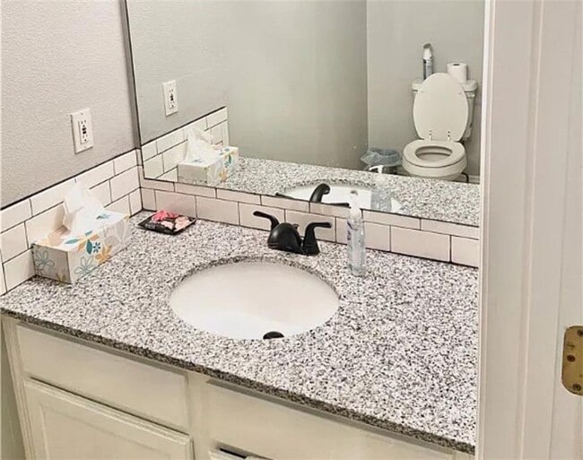 Building Photo - 826 W Peachtree Dr