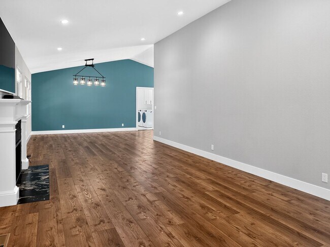 Building Photo - Gorgeous 4 Bedroom PLUS Spacious Bonus Room with Pool in Desired Alamo Neighborhood Available Now!