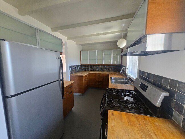 Building Photo - 540 S Mountain View Dr