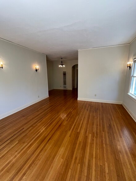 Living room - 1540 N Lake Ave
