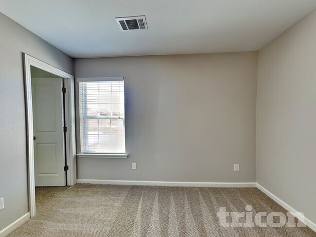 Building Photo - 2831 Village Center Dr