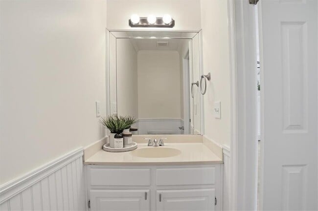 Building Photo - 2600 Holcomb Springs Dr