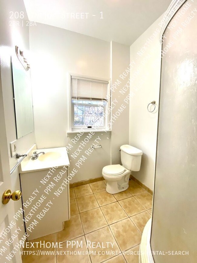 Building Photo - Great 2 bedroom,1-1/2 bath home with laund...