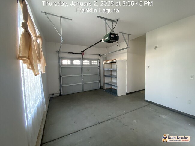 Building Photo - 5637 Lilyview Way